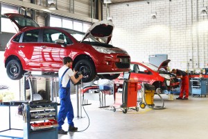 Reifenwechsel in einer KFZ Werkstatt // Tire change by mechanic